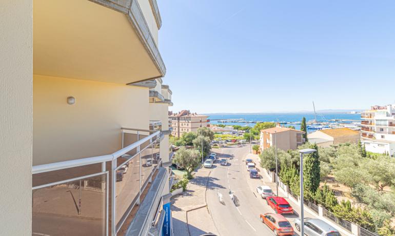 Vive en la Exclusividad del Port de Roses: Apartamento con Impresionantes Vistas al Mar