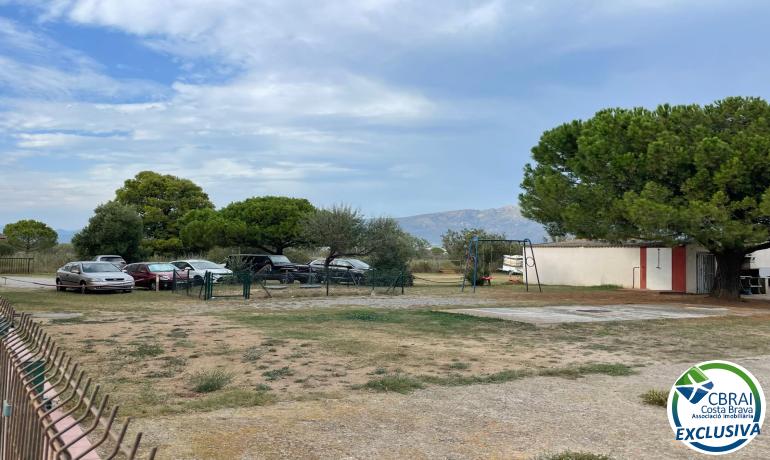 Estudio en zona natural de ensueño, sobre la zona natural de la playa de la Rubina de Empuriabrava, de 34 m2 construidos, amplio jardin