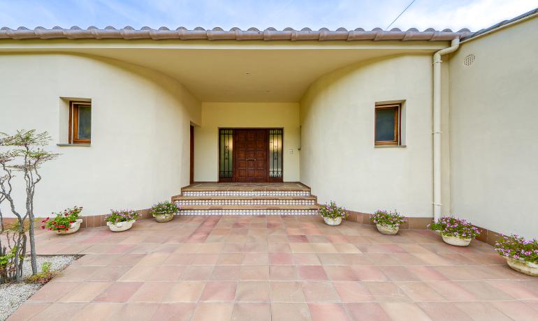 Exclusive luxury villa with 180-degree panoramic views from the Bay of Roses to the Pyrenees: a hidden gem in Alt Empordà.