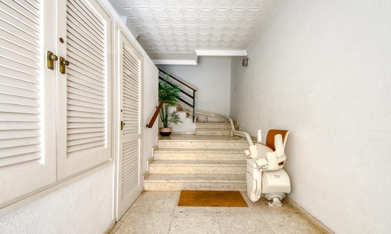 Bright 3-Bedroom Apartment in the Quiet Center of Roses, Just Steps from the Beach