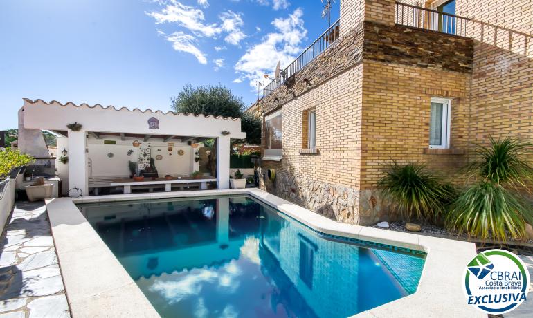 Charming Independent House with Pool in Mas Oliva, Roses