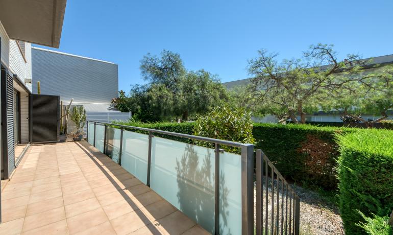 Nice and modern house near the center, with pool and garage