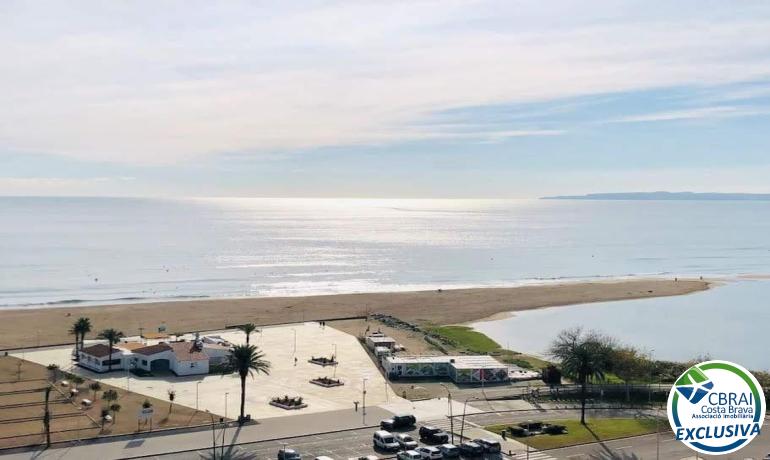 Estudio vista mar enfrente de la playa y en pleno centro de Empuriabrava.