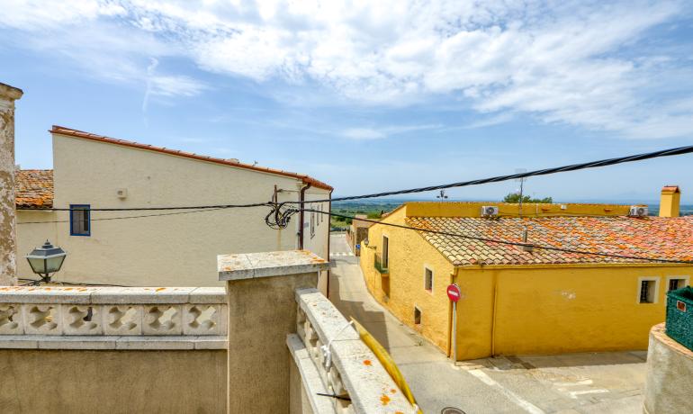 Descubre la tranquilidad en Palau Saverdera con esta finca con terraza y bonitas vistas.