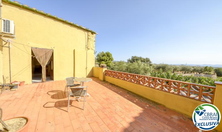 Gran casa de poble al cor de Palau Saverdera.