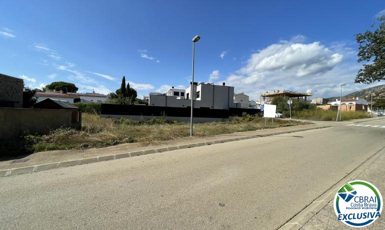 Parcela edificable en tranquila urbanización de Roses. ¡Buena oportunidad!