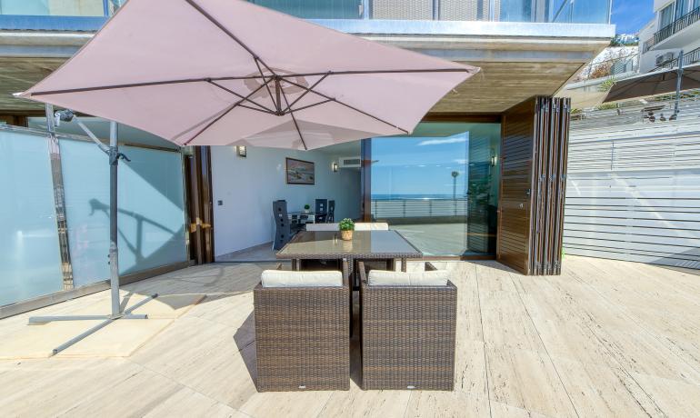 Excepcional en Roses. Apartamento de alto standing en primera linea de mar en Canyelles