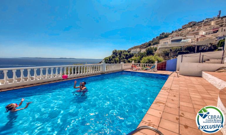 Impresionante Casa Reformada con Vistas al Mar en Canyelles Petites