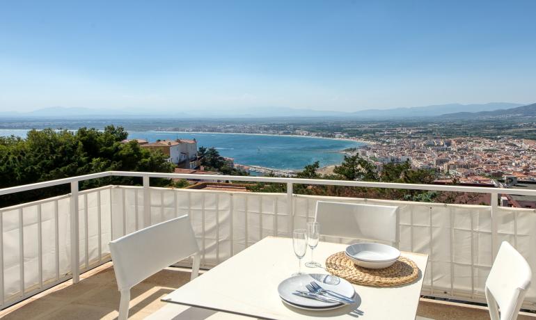 Spectaculaire Maison Rénovée avec Vue sur la Mer et les Montagnes à Roses