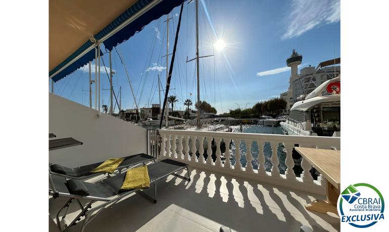 Großes und modernes Studio am Kanal mit sehr schöner Aussicht in Empuriabrava zu verkaufen, Süd-West Lage mit Terrasse