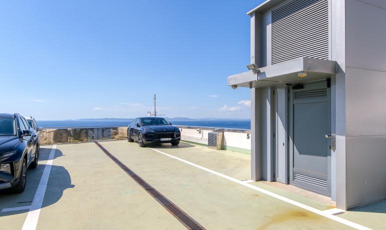 Außergewöhnlich in Roses. Hochwertige Wohnung direkt am Meer in Canyelles