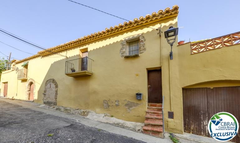 Gran casa de poble al cor de Palau Saverdera.