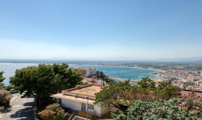 Spectaculaire Maison Rénovée avec Vue sur la Mer et les Montagnes à Roses