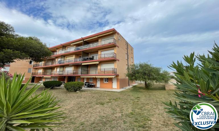 Studio in einem traumhaften Naturgebiet, am Naturgebiet des Rubina-Strandes in Empuriabrava, 34 m2 bebaut, großer Garten,