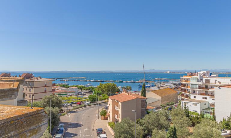 Vive en la Exclusividad del Port de Roses: Apartamento con Impresionantes Vistas al Mar