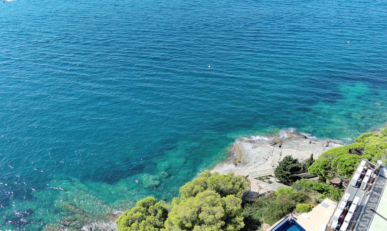 Außergewöhnlich in Roses. Hochwertige Wohnung direkt am Meer in Canyelles