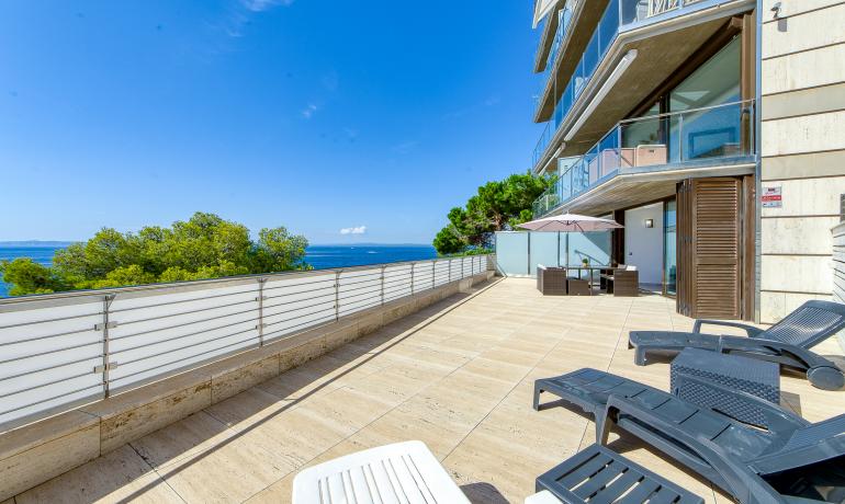 Außergewöhnlich in Roses. Hochwertige Wohnung direkt am Meer in Canyelles