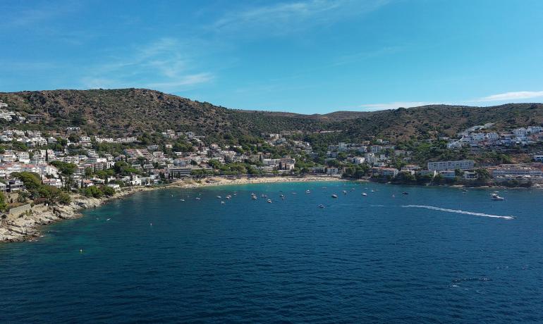 Außergewöhnlich in Roses. Hochwertige Wohnung direkt am Meer in Canyelles