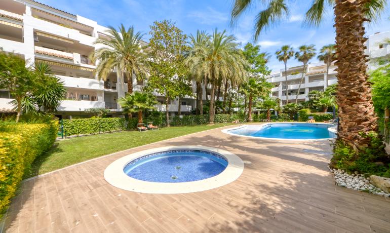 We present to you this charming apartment located in Santa Margarita, in Roses.