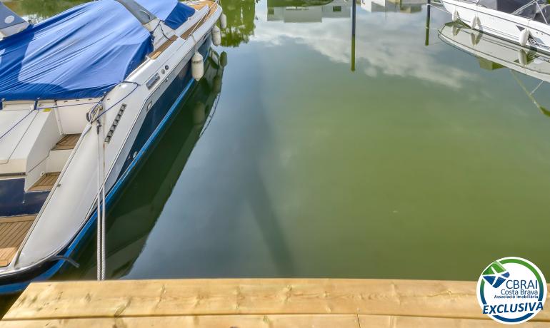 Amarrage de 7,5m x 3,5m à vendre sur le canal de Santa Margarita, Roses