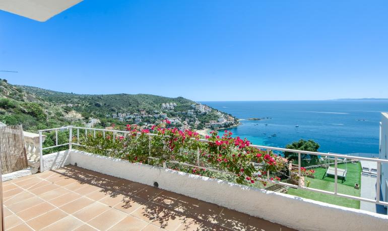 Encantadora Casa Adosada con Vistas al Mar y Piscina Comunitaria en Canyelles