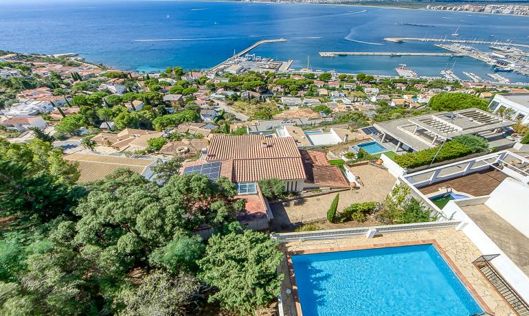 Exclusiu apartament amb vistes panoràmiques al mar, port pesquer i la badia de Roses