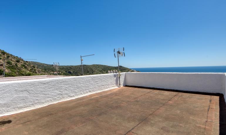 Encantadora Casa Adosada con Vistas al Mar y Piscina Comunitaria en Canyelles