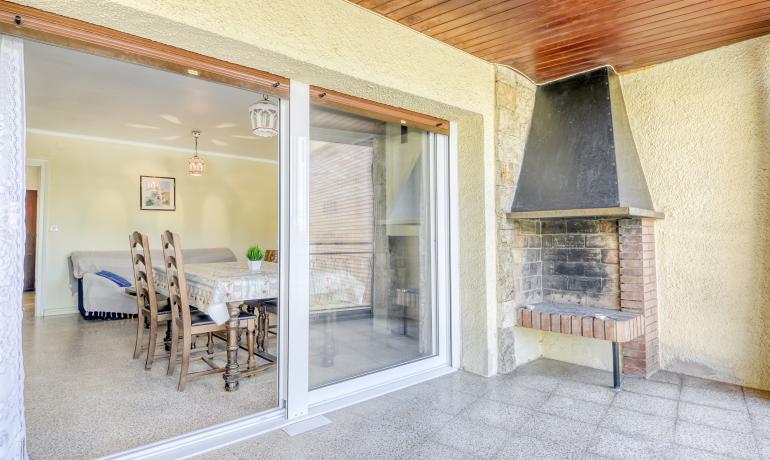 Spacious and cosy ground-floor flat 5 minutes from the Roses beach