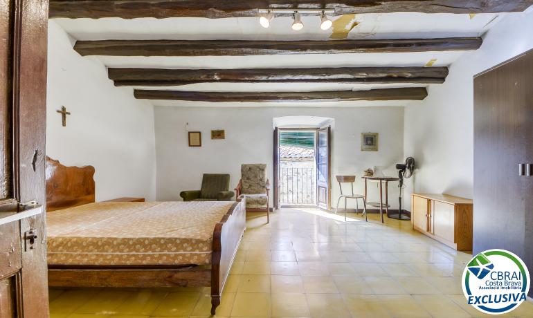 Spacious village house in the heart of Palau Saverdera.