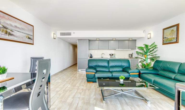 Excepcional en Roses. Apartamento de alto standing en primera linea de mar en Canyelles