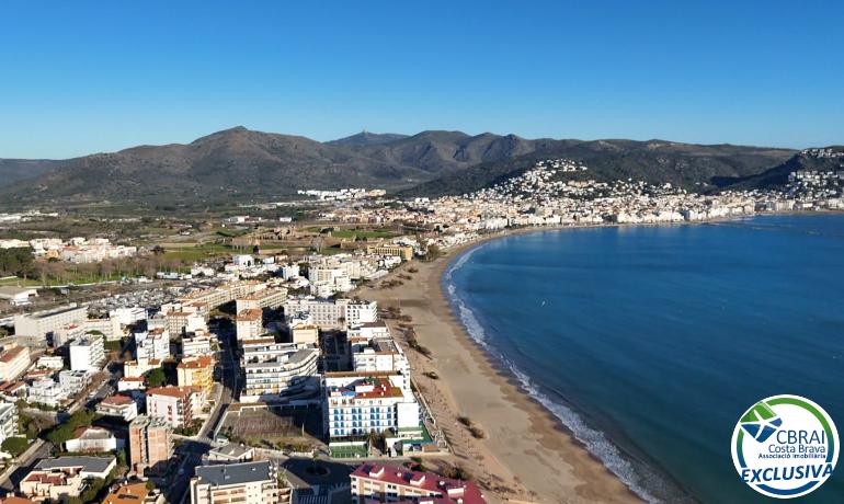 Modernes, komplett renoviertes Apartment nur 100 Meter vom Strand entfernt, mit Meerblick und Gemeinschaftsparkplatz