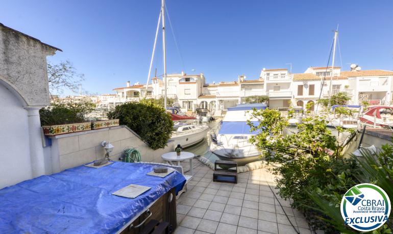 Townhouse in Empuriabrava with 9x4m. mooring before the bridges