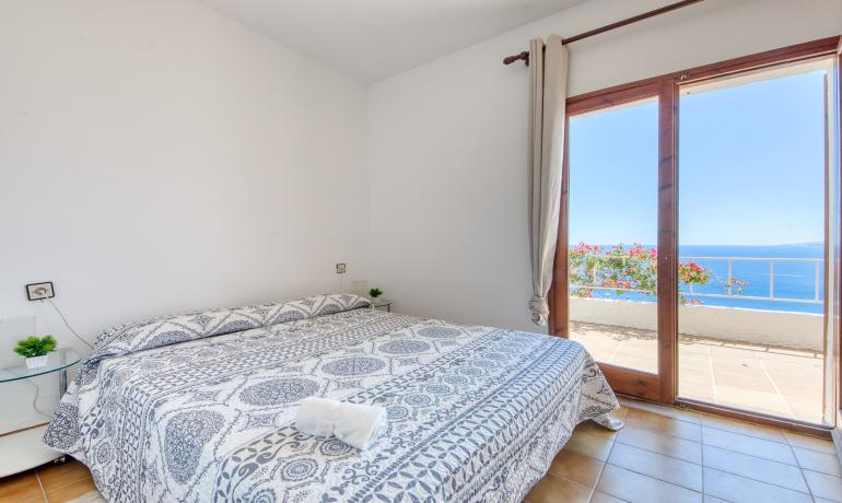 Encantadora Casa Adosada con Vistas al Mar y Piscina Comunitaria en Canyelles