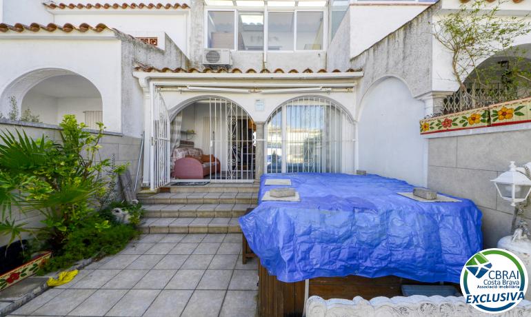 Casa adosada en Empuriabrava con amarre de 9x4m, antes de los puentes