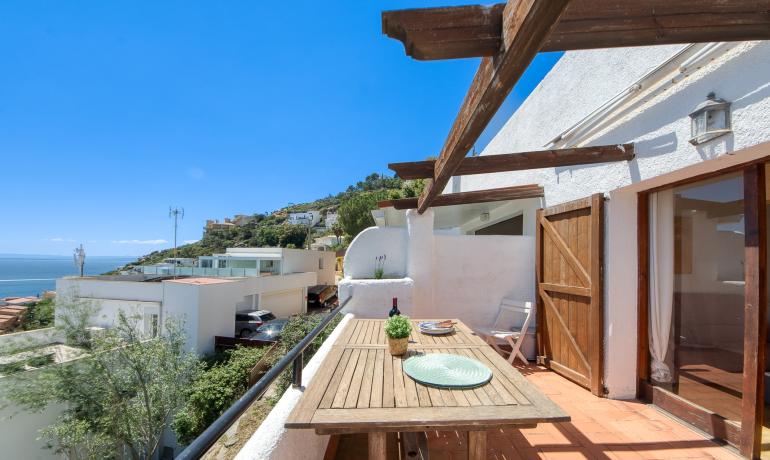 Encantadora Casa Adosada con Vistas al Mar y Piscina Comunitaria en Canyelles