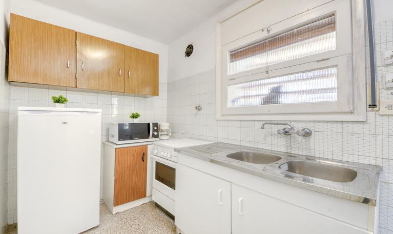 Spacious and cosy ground-floor flat 5 minutes from the Roses beach