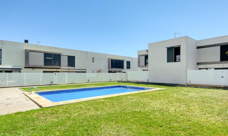 Nice and modern house near the center, with pool and garage