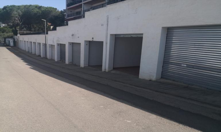 Garage for Sale in the Faro de Roses Area