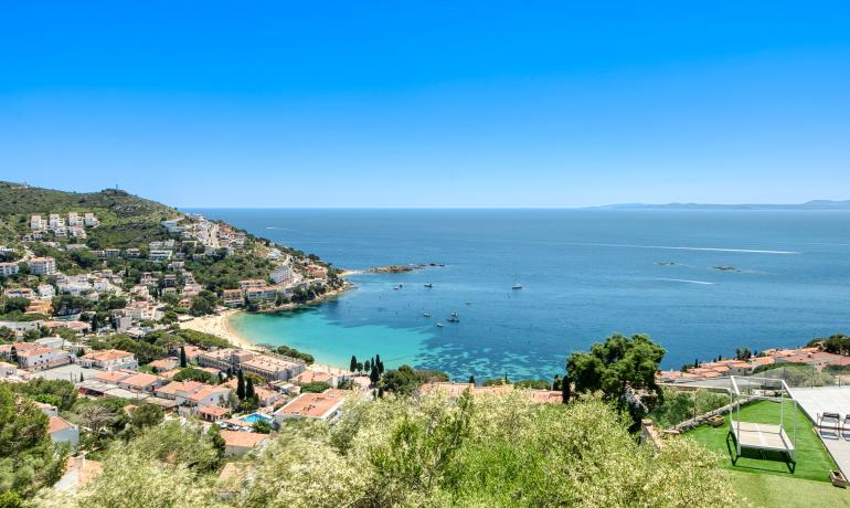 Encantadora Casa Adosada con Vistas al Mar y Piscina Comunitaria en Canyelles