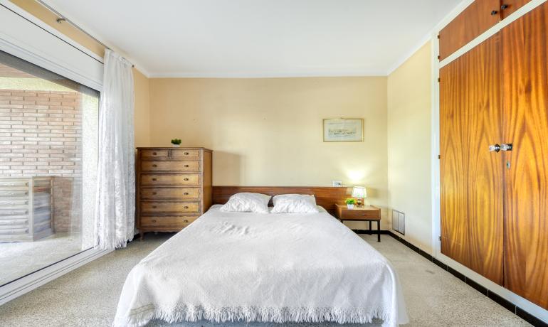 Spacious and cosy ground-floor flat 5 minutes from the Roses beach