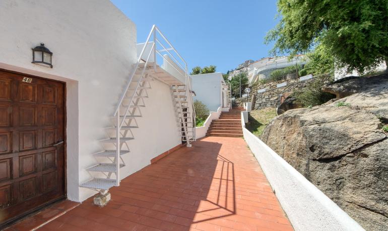 Encantadora Casa Adosada con Vistas al Mar y Piscina Comunitaria en Canyelles