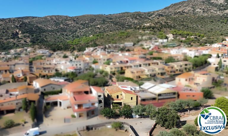 Gran casa de pueblo en el corazón de Palau Saverdera