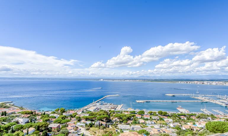 Exclusivo apartamento con vistas panorámicas al mar, puerto pesquero y la bahía de Rosas