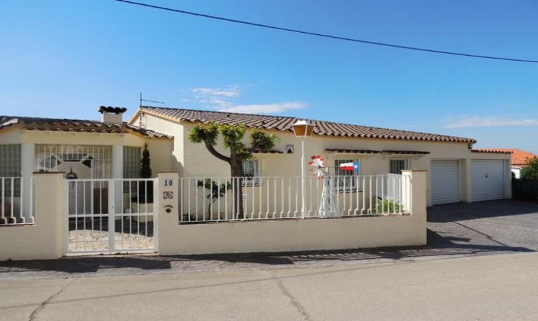 Casa independiente con piscina privada, amplio jardín y vistas despejadas en Mas Fumats, Roses