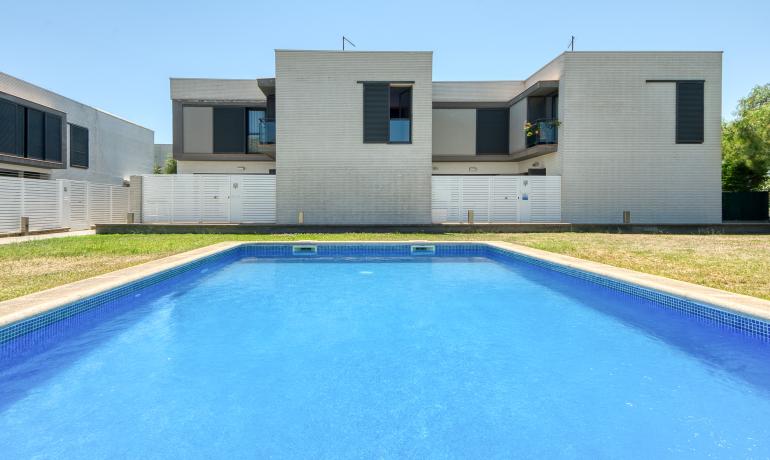 Bonita y moderna casa cerca del centro, con piscina y garaje