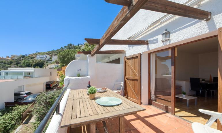 Encantadora Casa Adosada con Vistas al Mar y Piscina Comunitaria en Canyelles