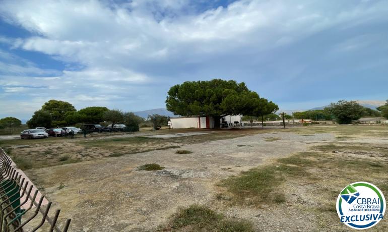 Estudio en zona natural de ensueño, sobre la zona natural de la playa de la Rubina de Empuriabrava, de 34 m2 construidos, amplio jardin