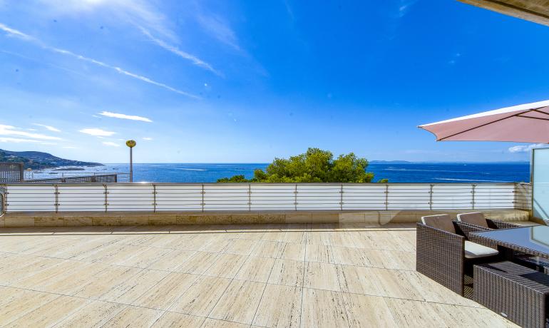 Exceptional in Roses. High standing apartment on the seafront in Canyelles