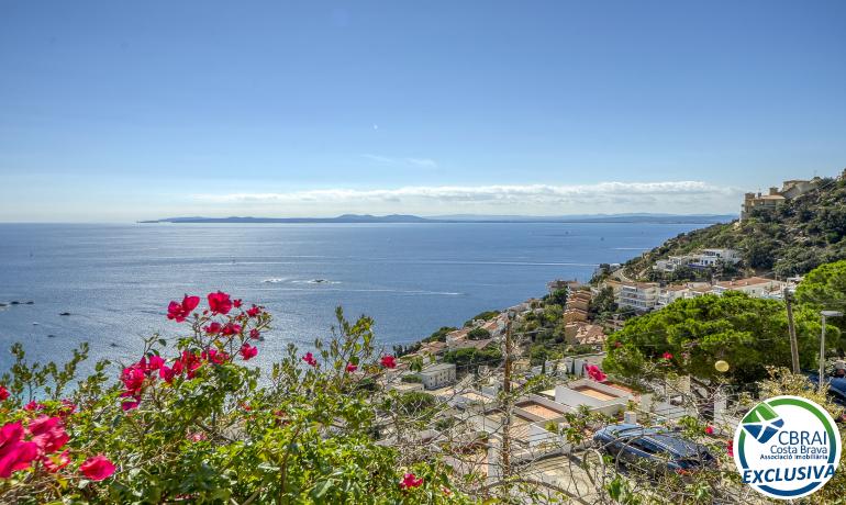 Impressionnante MaisonRénovée avec Vue Mer à Canyelles Petites