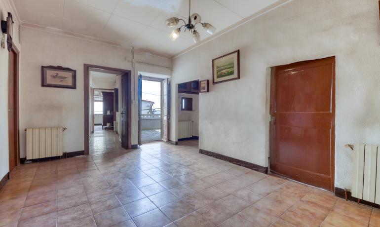 Descubre la tranquilidad en Palau Saverdera con esta finca con terraza y bonitas vistas.